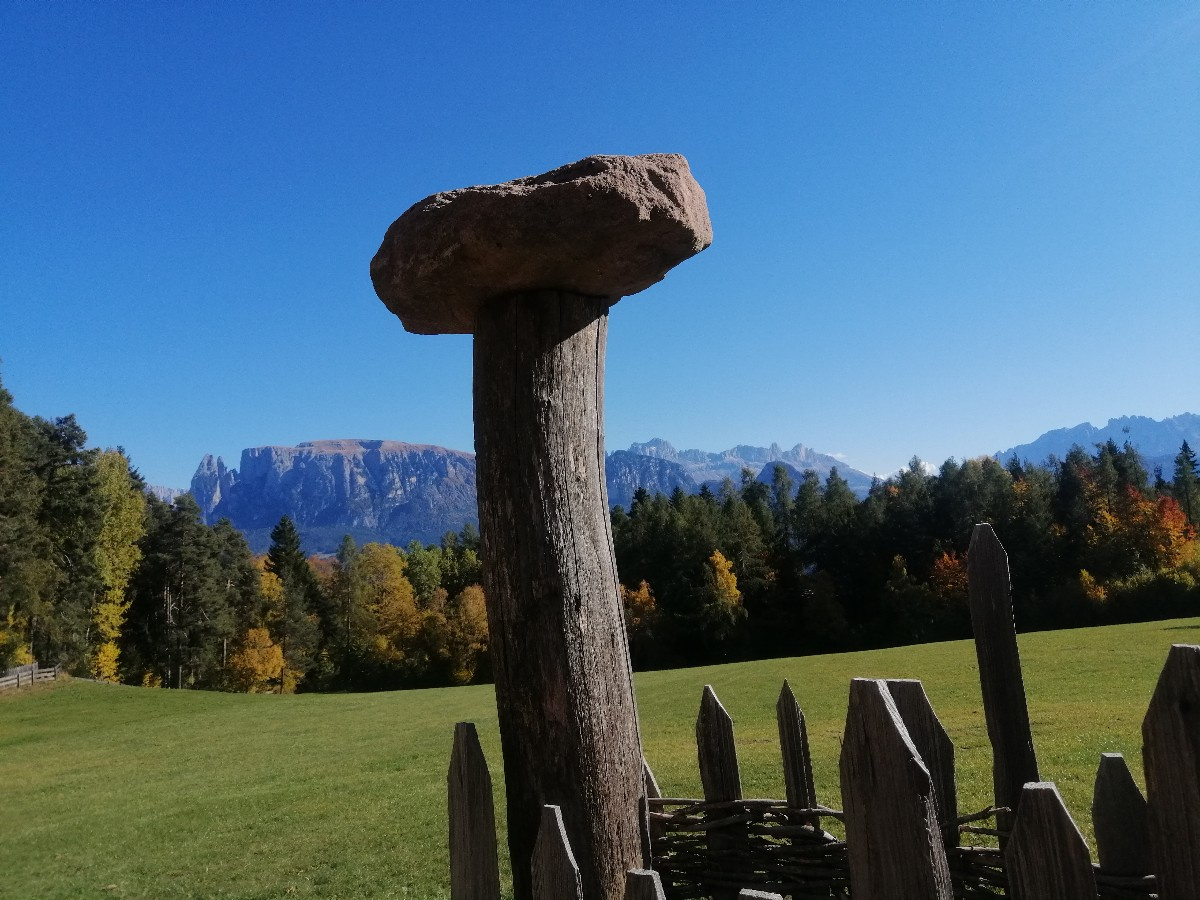 eine Erdpyramide am Wanderweg